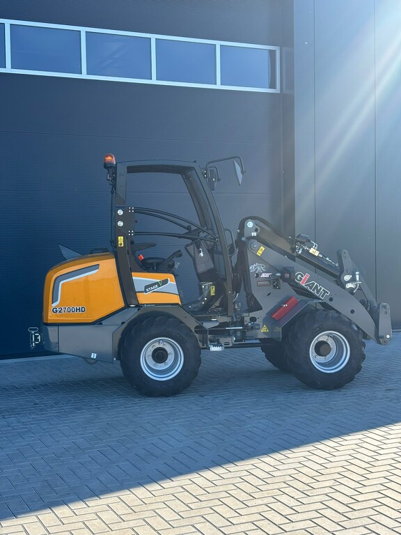 Giant G2700